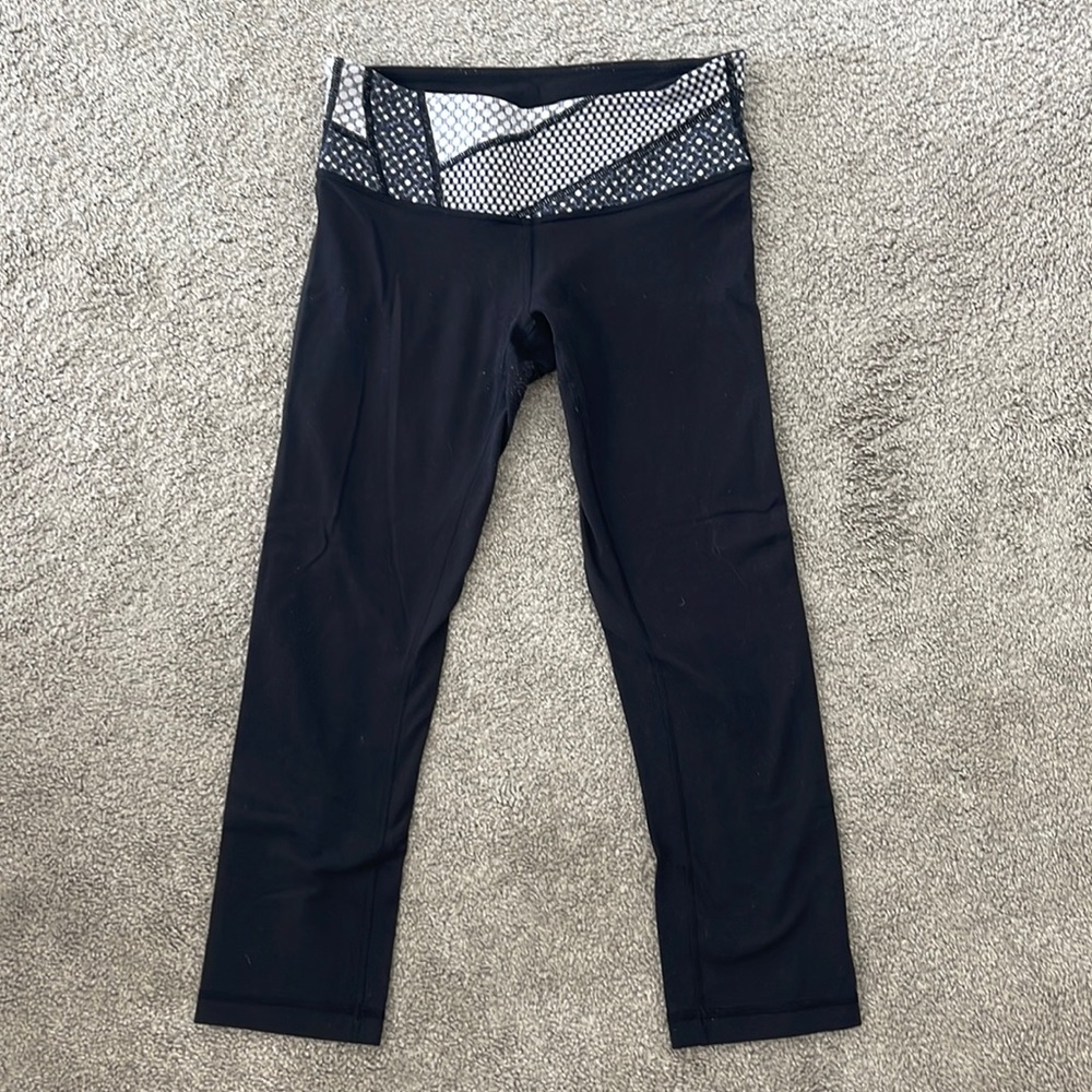 Wunder under cropped leggings with black and white waist band